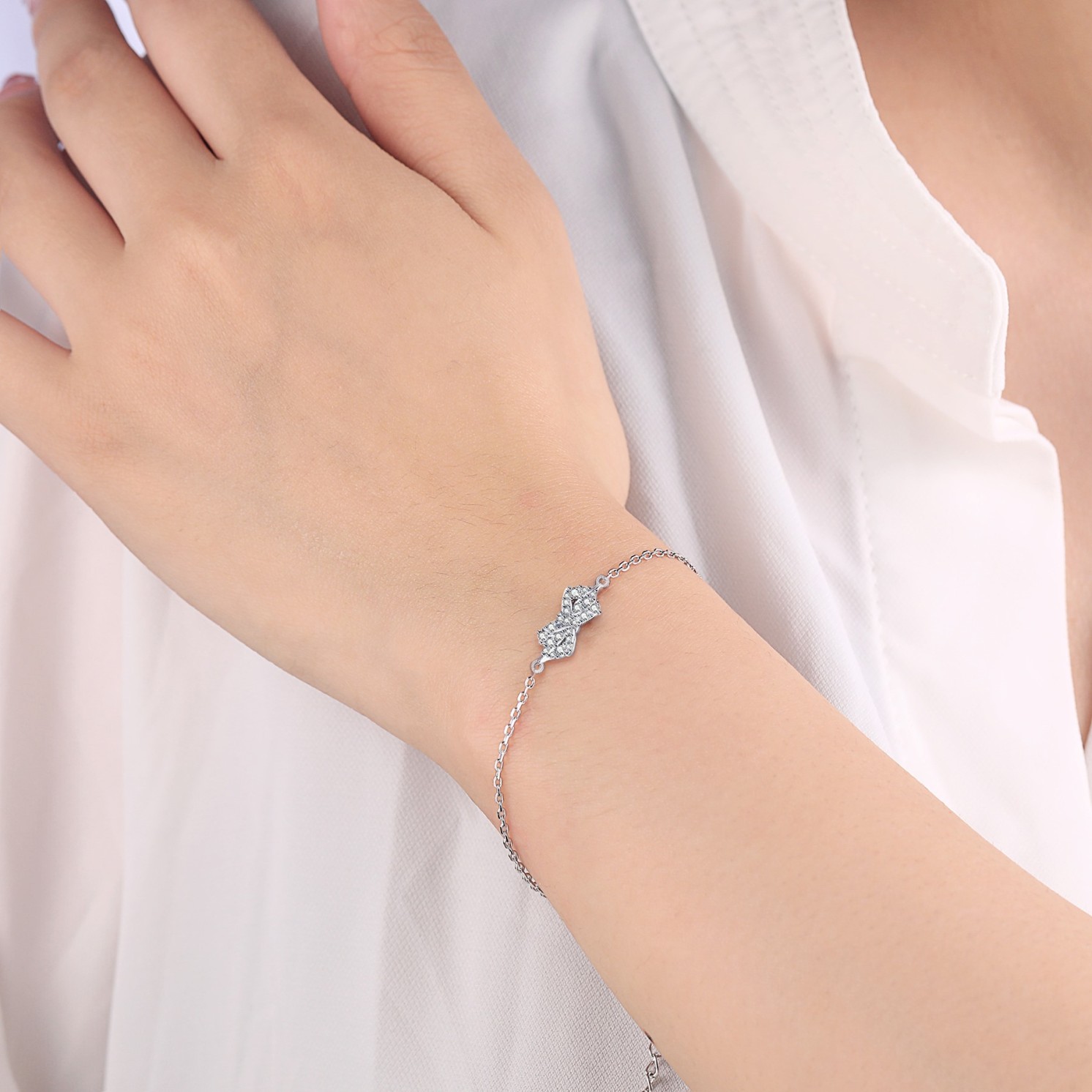 Gleamique - Moissanite Bow Motif Bracelet with Adjustable Chain