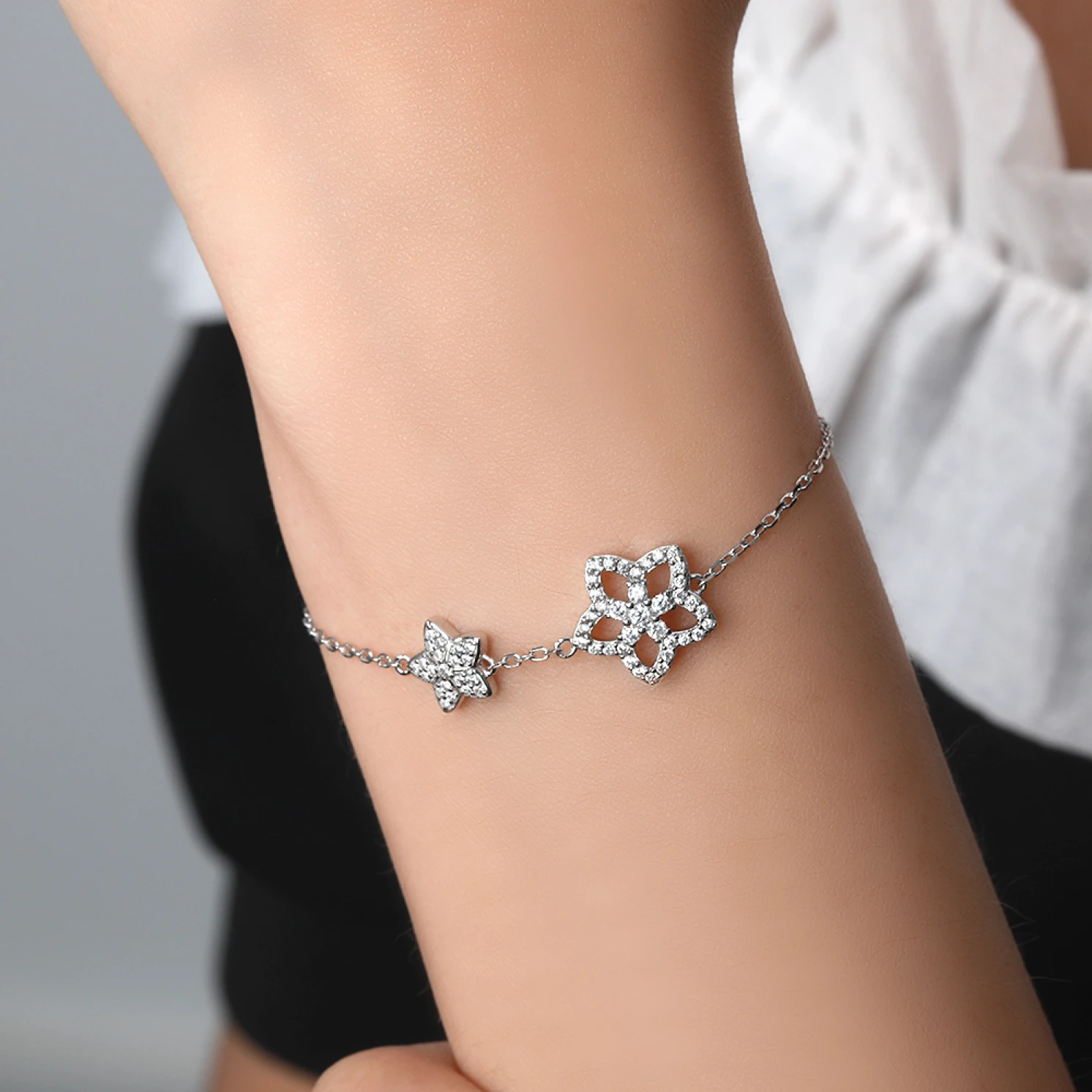 Fiorella - Adjustable Moissanite Flower Charm Bracelet with Pavé Settings