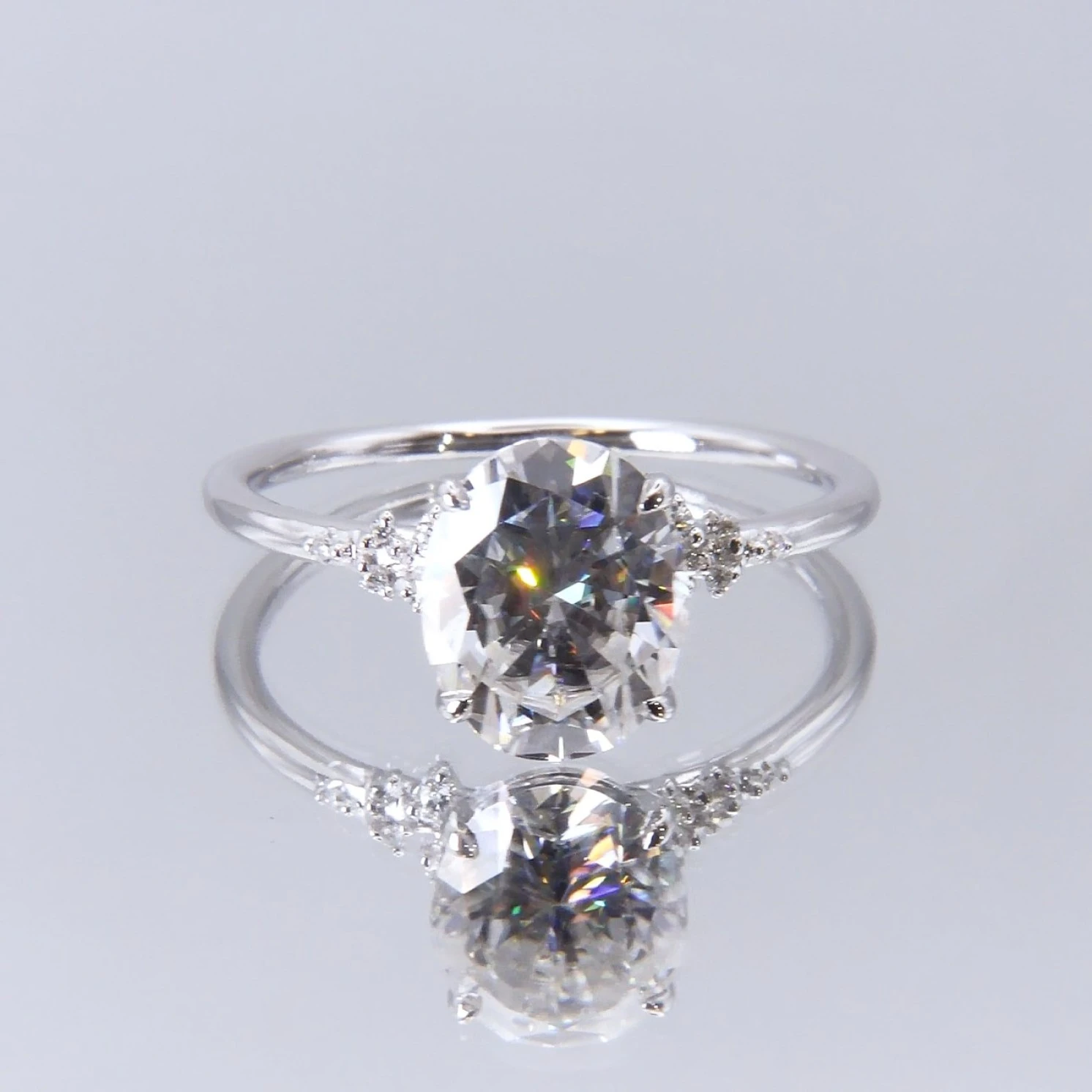 Ovaline - Moissanite Ring with Minimalistic Side Stones Ovaline - Moissanite Ring with Minimalistic Side Stones