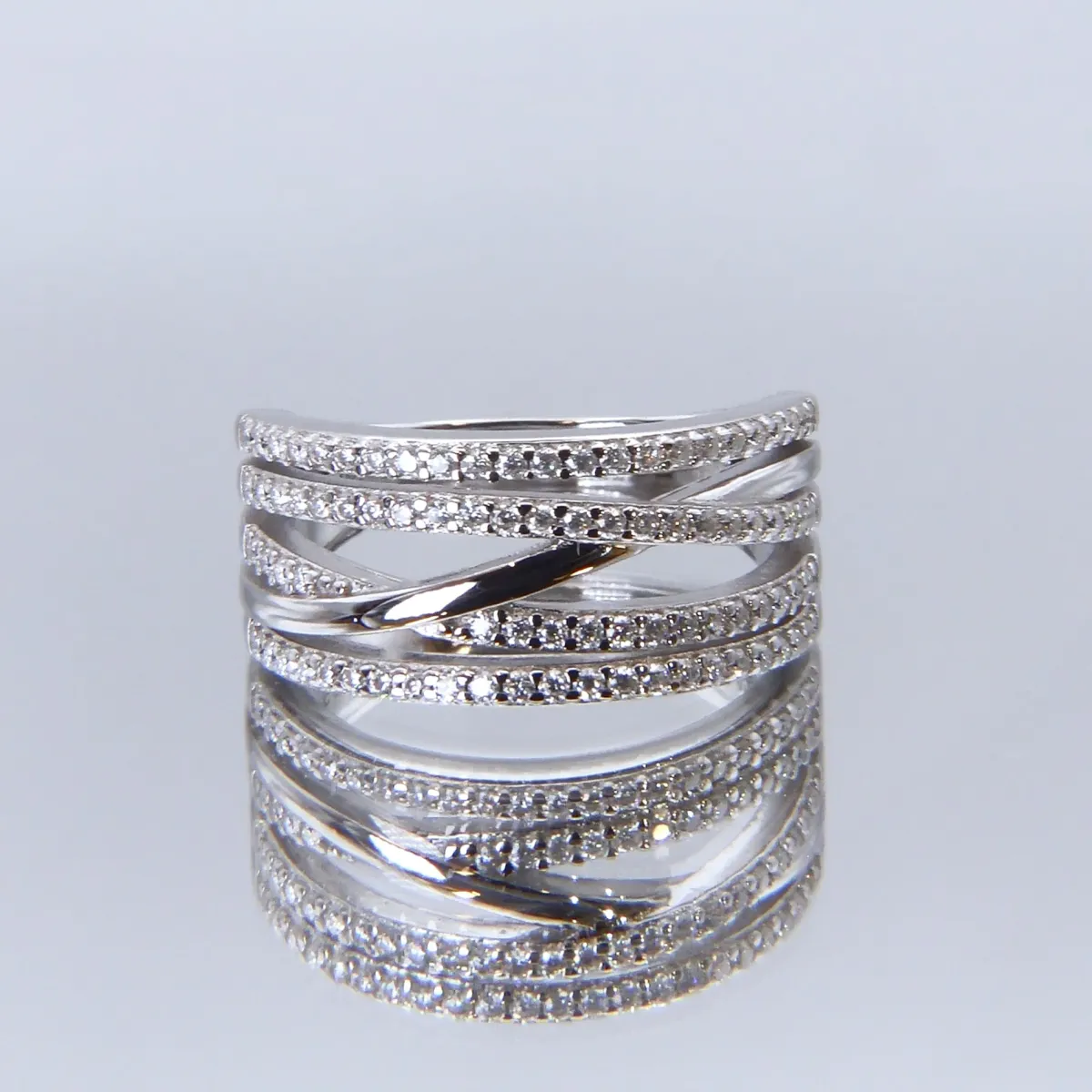 Estrella - Moissanite Cross-Over Line Ring