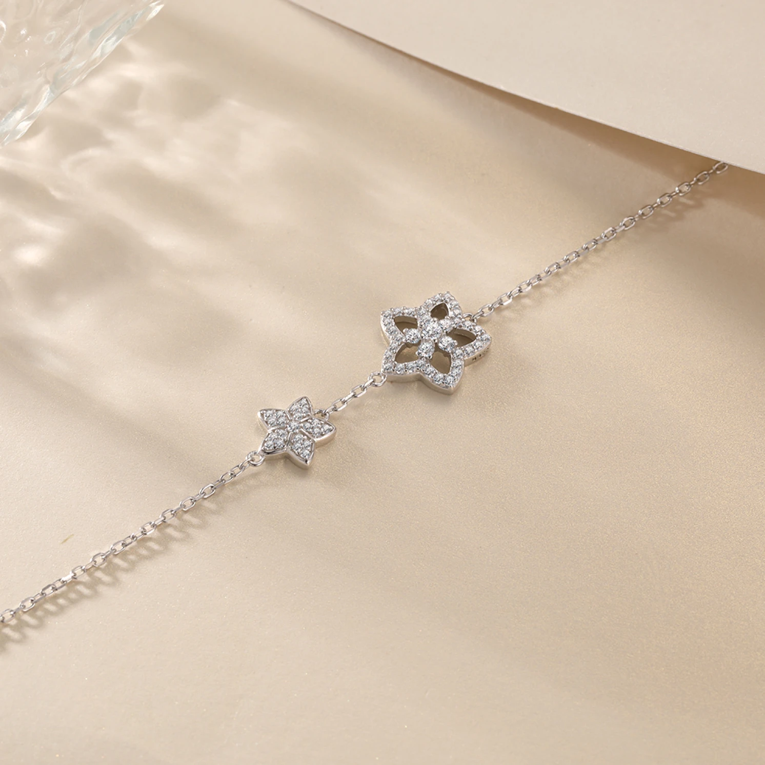 Fiorella - Adjustable Moissanite Flower Charm Bracelet with Pavé Settings